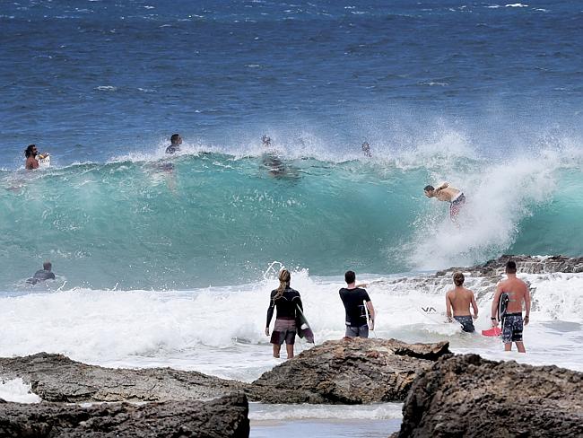 GCBulletin's tweet photo. There'll no doubt be a few 'sickies' thrown across the #GoldCoast today ... #PumpingSwells http://t.co/dbQwH3OMfF http://t.co/5GoOb5yUcU