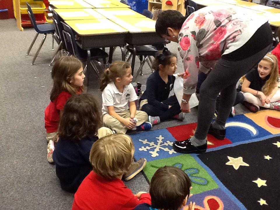 MsIsrael1's tweet image. What happens when you mix baking soda and vinegar? We get a chemical reaction! #davis1 #explode #woah @Davis_Academy