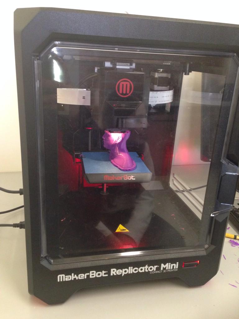 cadena_sara's tweet photo. CAG enjoying its new 3D printer!!! #3dprinting #innovation http://t.co/DQrCrXM5iF