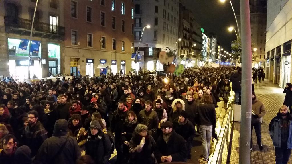 #Barcelona takes the streets demanding truth over #4F case. Info: bit.ly/1yIzZ7h (ENG subs) via <a href="/15MBcn_int/">15MBcn_int</a>