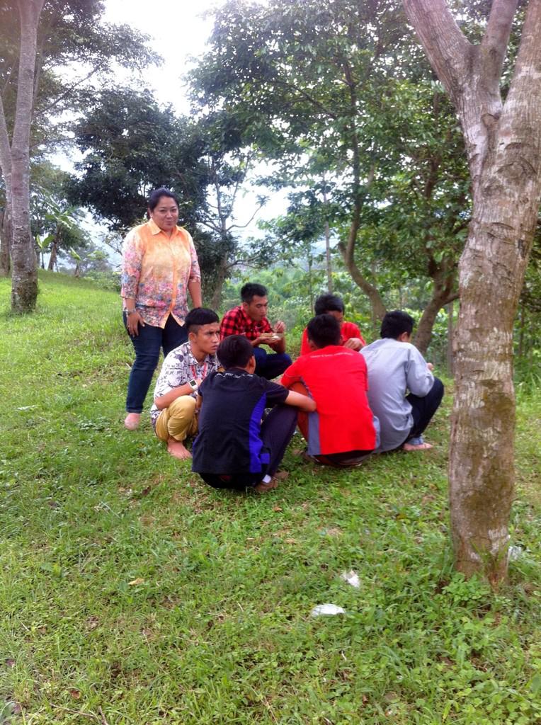 NazmaYulie's tweet photo. #teamwork 😀 http://t.co/5MrVO7X66Z
