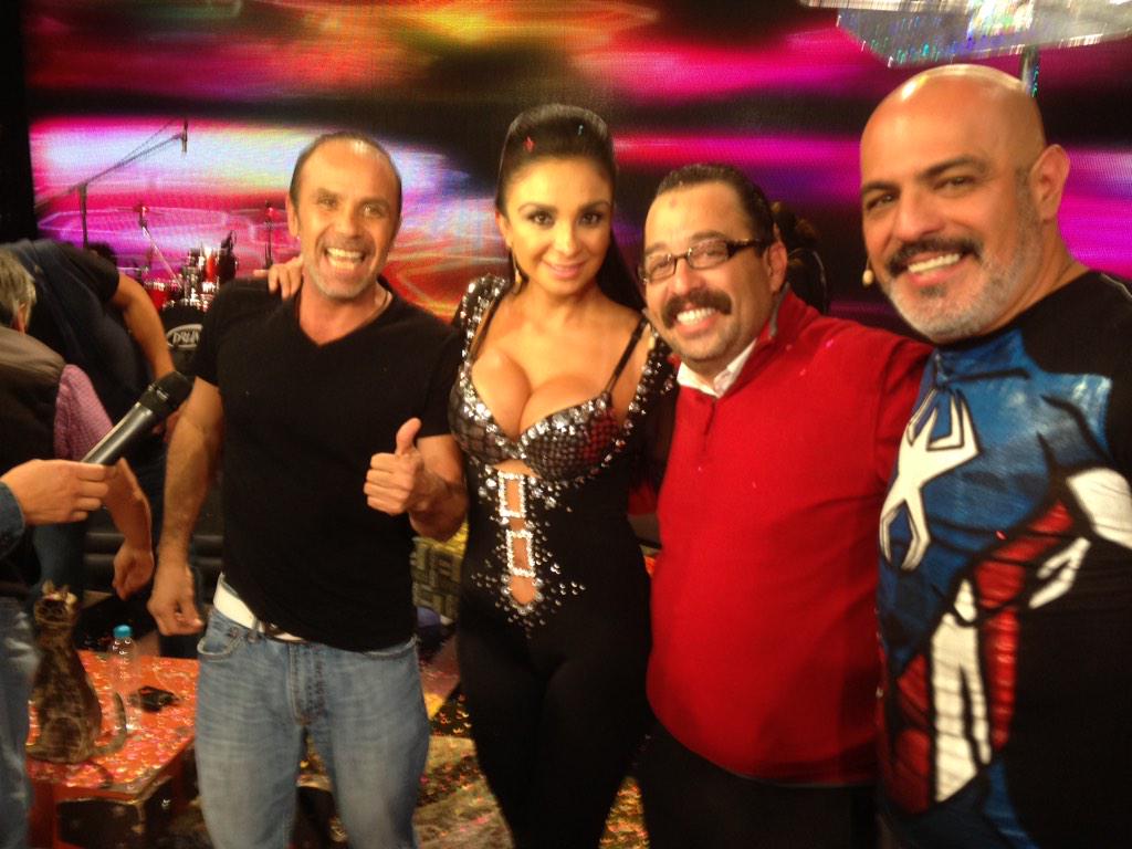 este viernes el reencuentro de GDCH por Telehit a las 10 PM no se lo pierdan <a href="/LaWanderslover/">✨WANDERS LOVER✨</a> <a href="/eltataazul/">Juan Carlos Casasola 🇲🇽 ⭐️</a> <a href="/borregonava/">juan carlos nava</a>