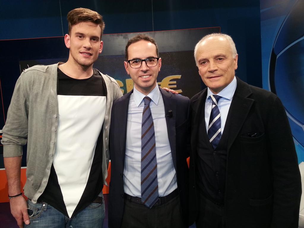 tvdellosport's tweet photo. Si prospetta una grande serata con @MCriscitiello e i suoi ospiti! Restate con noi! @tozzoandrea @NovaraChannel http://t.co/YWYmlQaD5h
