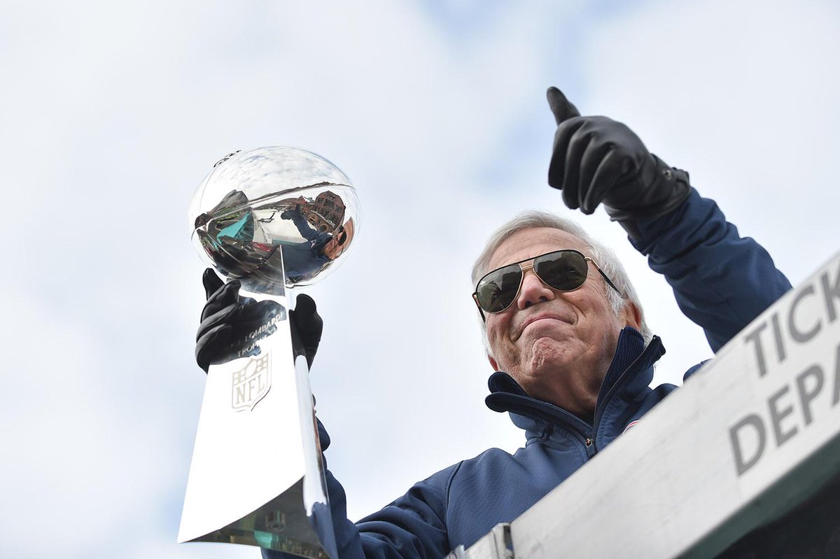 Patriots's tweet photo. Photos from today's #Patriots Super Bowl Parade: http://t.co/X9vwfQdtgi http://t.co/3tgLhTPj1c