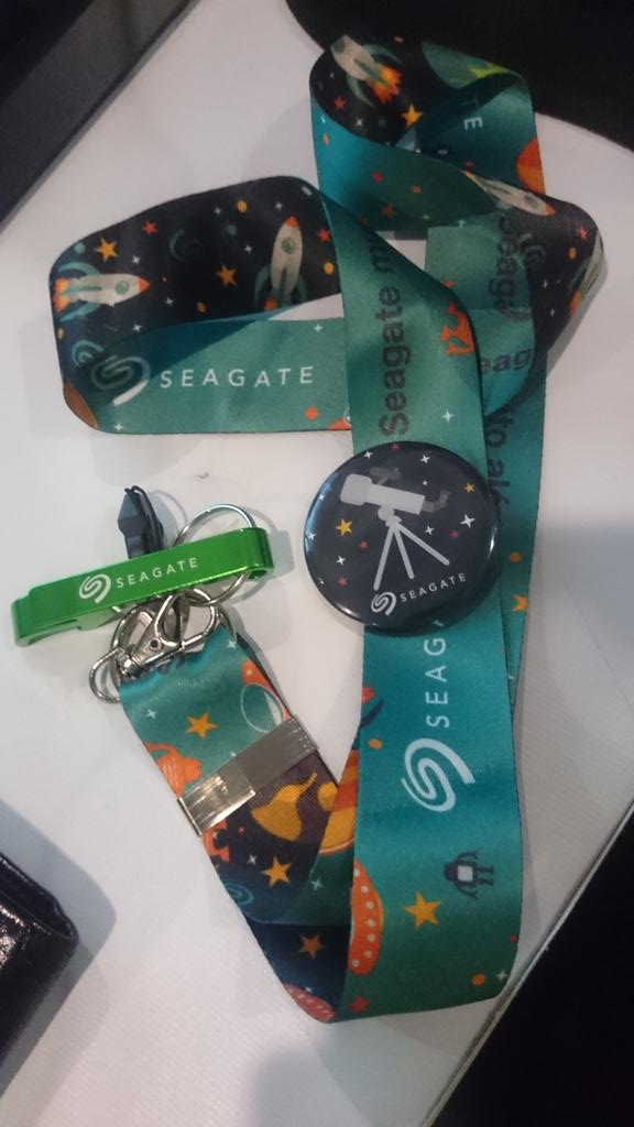 HKuwahara's tweet photo. Olha oque eu ganhei da @equipetenso na #CPBR8 um cordão da @Seagate obrigado #EquipeTenso http://t.co/LJyGMzOGrQ