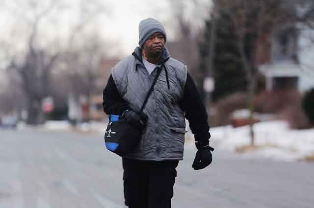 Este humilde hombre de 56 años camina 34 kilómetros para ir a trabajar #LoMásTrinado bit.ly/1zgsbx8