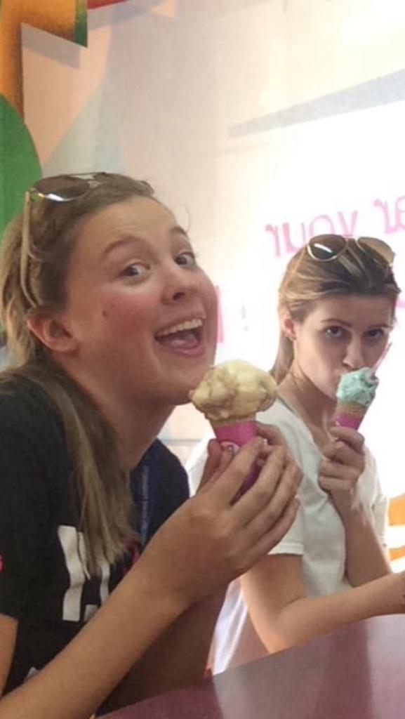 a_teenagewitch's tweet photo. Happy Birthday to this Dime ๐๐๐ @sarahrah18 #sarahpack http://t.co/67vOVx2CNs