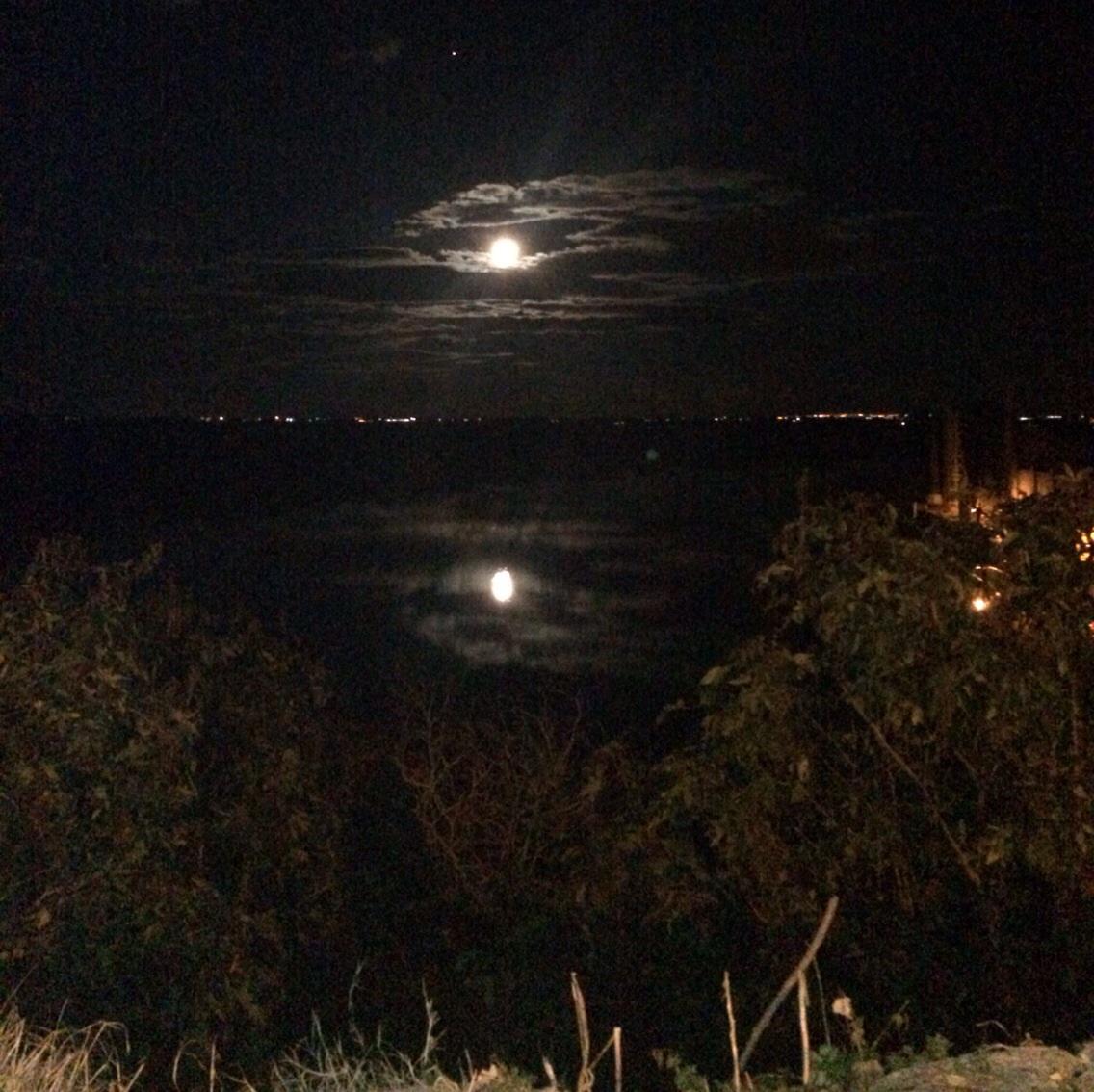 XIOGARBA's tweet photo. La luna no sera luna sin corazones que amen, sin pensamientos que vuelen y sin poetas que canten..noche de luna llena http://t.co/gBIsAwTAkY