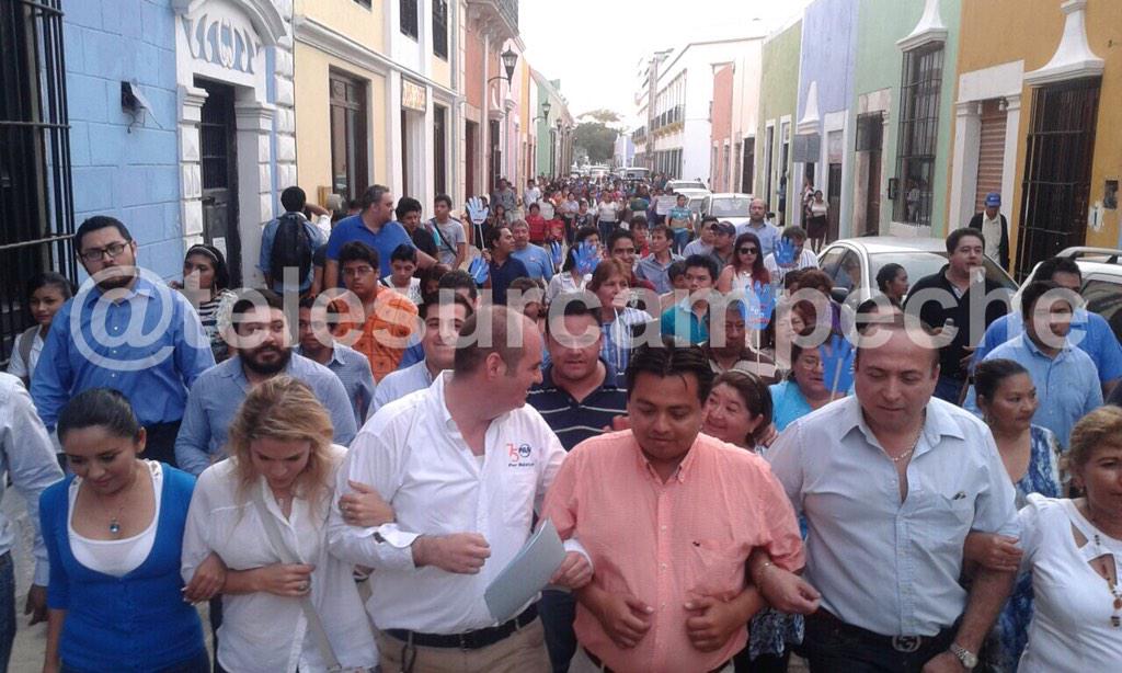 TelesurCampeche's tweet photo. #NoticierosTelesur: Alexandro Brown acude a registrarse como pre candidato del PAN a la alcaldía de Campeche. http://t.co/jPsLbbnBNY