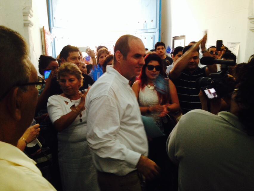 Mariela_Rosendo's tweet photo. Llega al @panmcpal @browngantusalex para registrase como precandidato a la alcaldía campechana. http://t.co/1sLf8n6koR