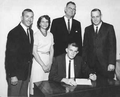 StablerKendra's tweet photo. In honor of #SigningDay..my Dad signing his LOI to play @AlabamaFTBL 👍#RollTide #FoleyLions http://t.co/2X68P7GtmT