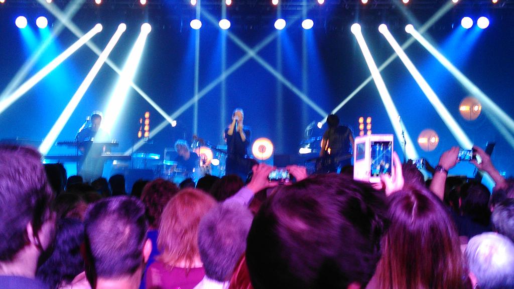 IsaSchamelhout's tweet photo. Concert #Alcaline au petit Trianon de Paris avec @calogerofficiel . Ce fut un pur moment de bonheur! http://t.co/wAYTHZTxhm
