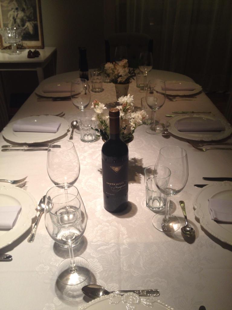 Mesa puesta para recibir amigos queridos! Gracias <a href="/Nangelini10/">Nicolas Angelini</a> por llegar todo a tiempo! Esperando con Zuccardi!!