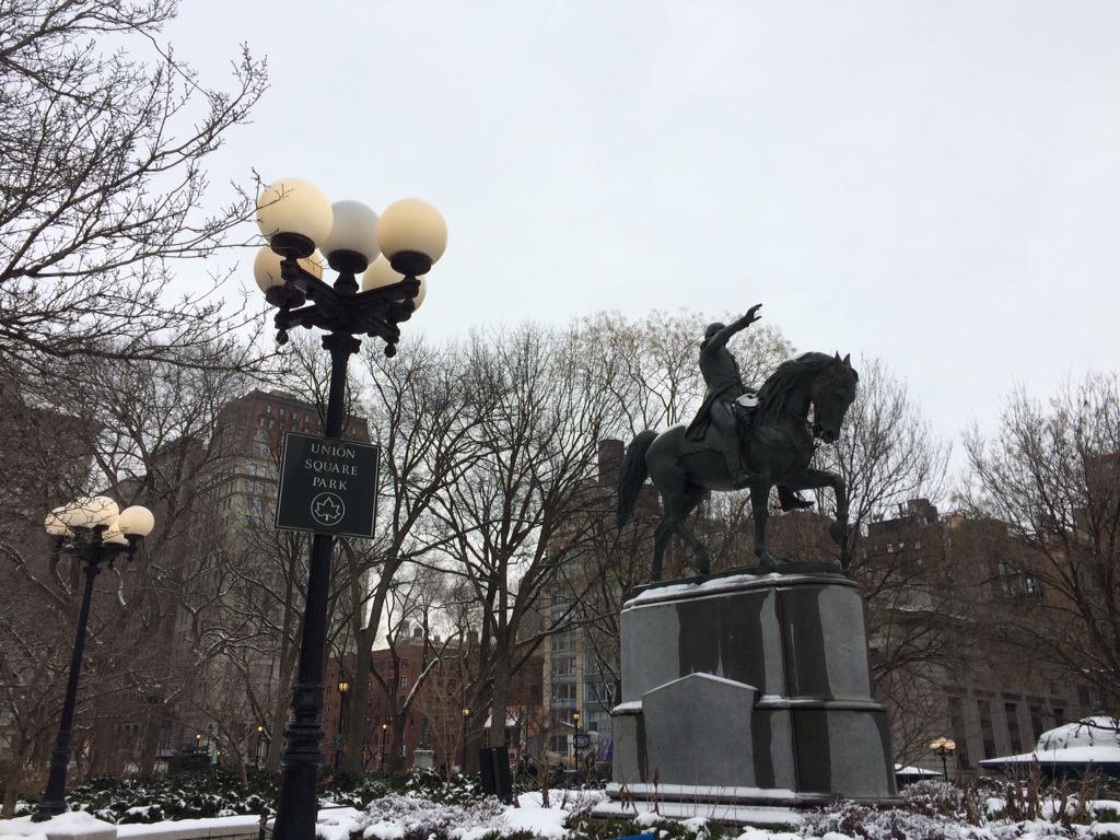 PbandJeon's tweet photo. Union square under the snow. http://t.co/z98uT5nFn1