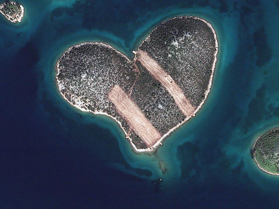 CNTraveler's tweet photo. We can't believe these amazing heart-shaped islands actually exist http://t.co/tTQ7HBCVMf http://t.co/SzKoEZQcp7