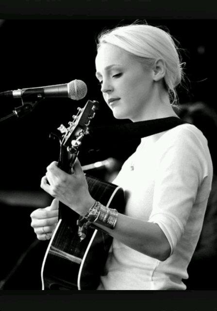 Happy birthday Laura Marling! she\s a seeker of truth and channeller of spirits. Long live & prosper 