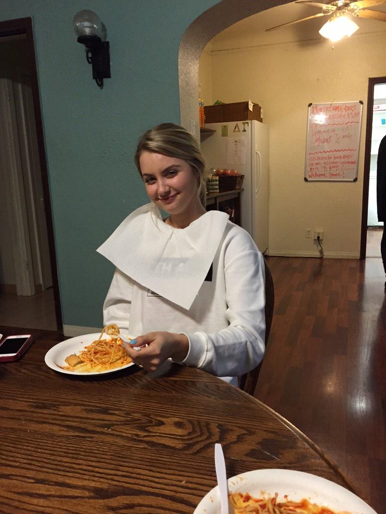 kristynww's tweet photo. She's ready to feast #madimoore http://t.co/kByuJqXzd4