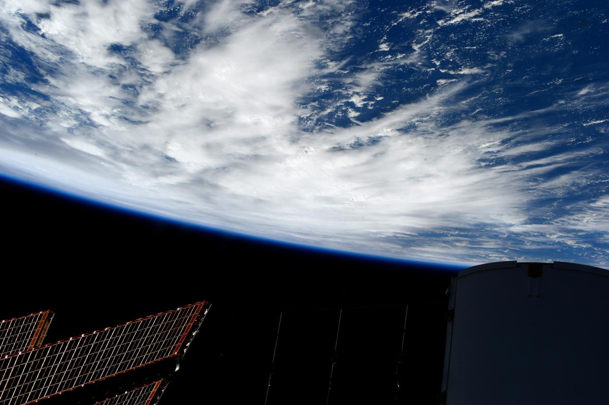 AstroSamantha's tweet photo. Good night from #space! Buona notte dallo spazio! http://t.co/LF713axbix
