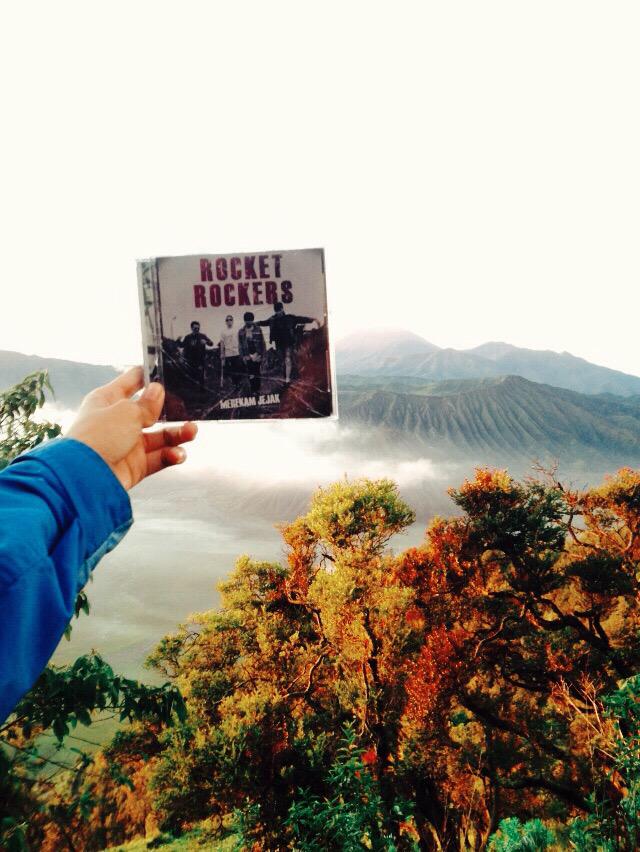 pic of the day!! “<a href="/ichaisaisyah/">Icha</a>: <a href="/rocket_rockers/">Rocket Rockers</a> dapet salam dari gunung bromo #merekamjejak ”