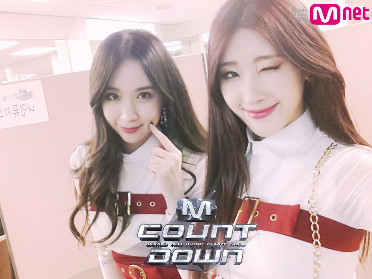 MnetMcountdown's tweet photo. 한 번으로 끝날 윙크가 아니자냐~요즘 #엠카운트다운 #미녀~들 풍년이자냐!! 다같이 윙크로 눈 풀고 잠시후 6시에는 두 눈 퐉! 뜨고 #엠카 본방사수 해용용용 http://t.co/FwnwXF3o2F
