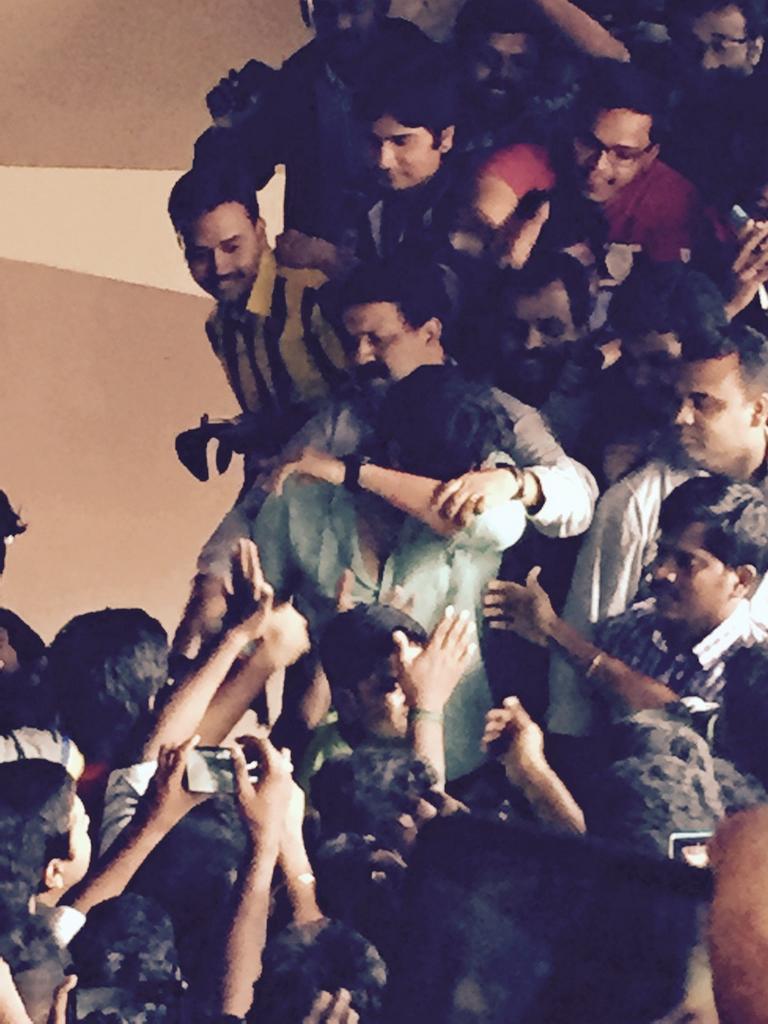 DoneChannel1's tweet photo. We understand the emotions..... @arunvijayno1 @YennaiArindhaal #KasiTheater @SureshChandraa http://t.co/PtmUfnXtMJ