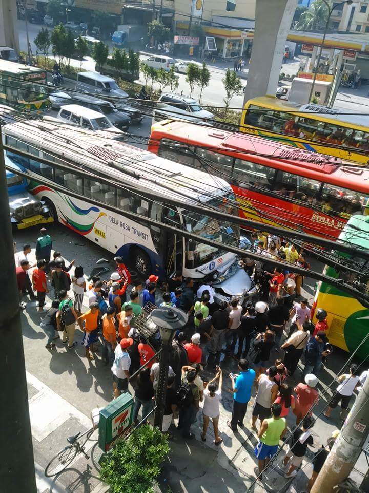 YouScoop's tweet photo. ADVISORY: Multiple collision at EDSA Bansalangin (NB) involving car,PUJ and 2 buses via @MMDA | Photo:@StunningJames http://t.co/xpAbrLohsJ