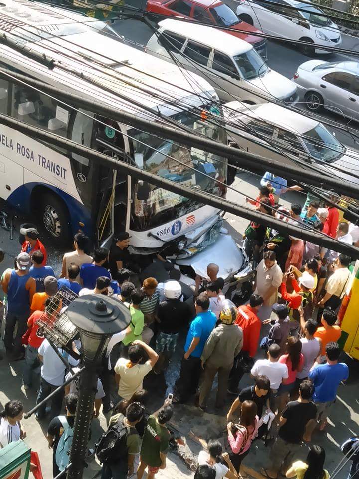 YouScoop's tweet photo. ADVISORY: Multiple collision at EDSA Bansalangin (NB) involving car,PUJ and 2 buses via @MMDA | Photo:@StunningJames http://t.co/xpAbrLohsJ