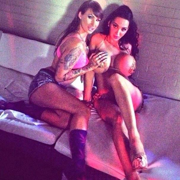 I love this pic of us @ddventuraxxx #torontonights #BffGoals http://t.co/svW1uXkgLt