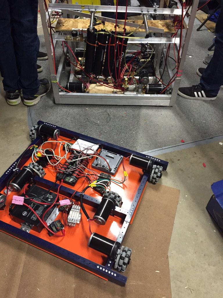 TheRoboSpartans's tweet photo. Crunch time is about to start..... #BuildTheRobot #omgrobots http://t.co/oLAS59meCD