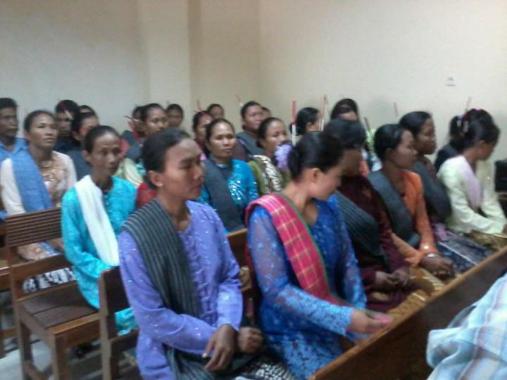 JmppkRembang's tweet photo. #HariKe235 10.19 #IbuIbuPetani #SaveRembang duduk di ruang sidang #PTUN #BatalkanIjinLingkunganPTSI cc: @omahekendeng http://t.co/Yn9UJjGCat