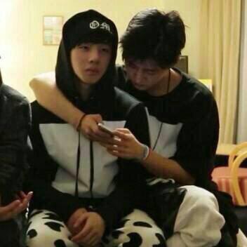 BINHWAN_TH's tweet photo. ฮันบินอาาาามือไม่มีที่วางรึไงสงสารพี่จินนี่บ้างนะ อ่าววนี้มันเสื้อคู่ใช่ไหมถึงไม่ใช่แต่ก็ใกล้เคียงนะ>< #bjin #binhwan http://t.co/4jT6TaA5nD