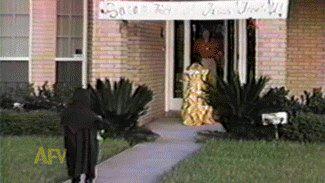 DXListing's tweet image. Dog drove not-cool costumed kids away [LOL]
To improve==&amp;gt; dxurl.com/RRtW