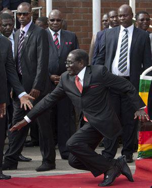 Yfm's tweet photo. Some journalists who captured the moment President Robert Mugabe fell were forced to delete the pictures by security. http://t.co/wR4FLpp0f0