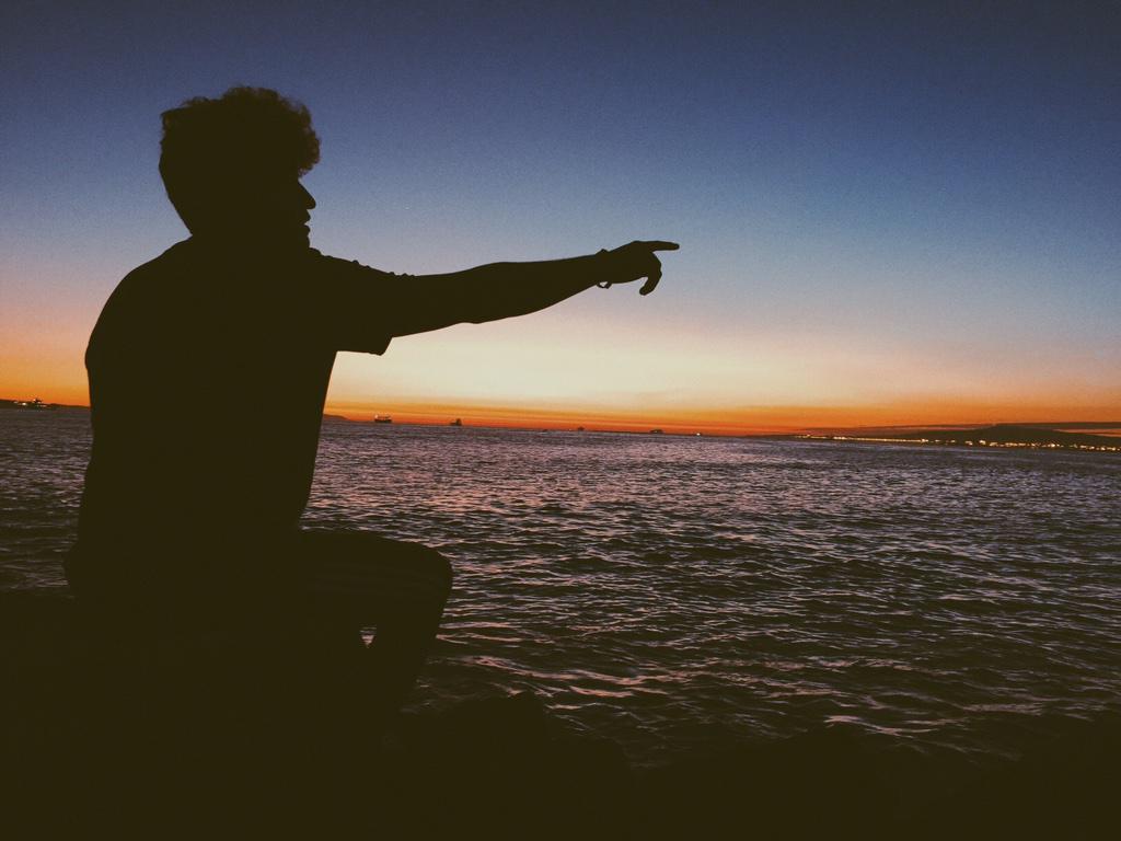 IMAGINES_of_O2L's tweet photo. #ImagineO2L #imagine watching the sunset with JC. http://t.co/HrsYoDyMx2