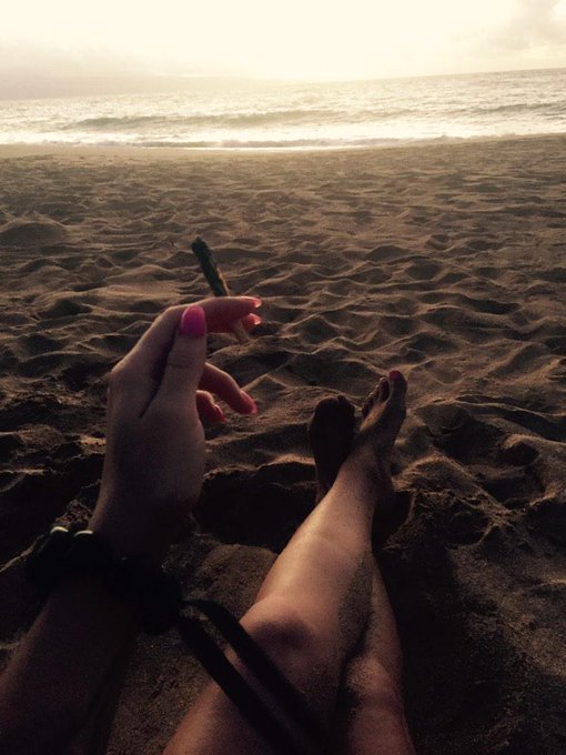 There may or may not be sand in my vagina. #zerofucks #onelove #maui ??? http://t.co/ElF7I2nEvP