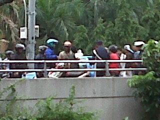 TorryFardiyanto's tweet photo. @RadioElshinta Laka pemotor di Fly Over kalibata, baru dibantu warga dan Security KaliBata City http://t.co/7AjcWAEX6P