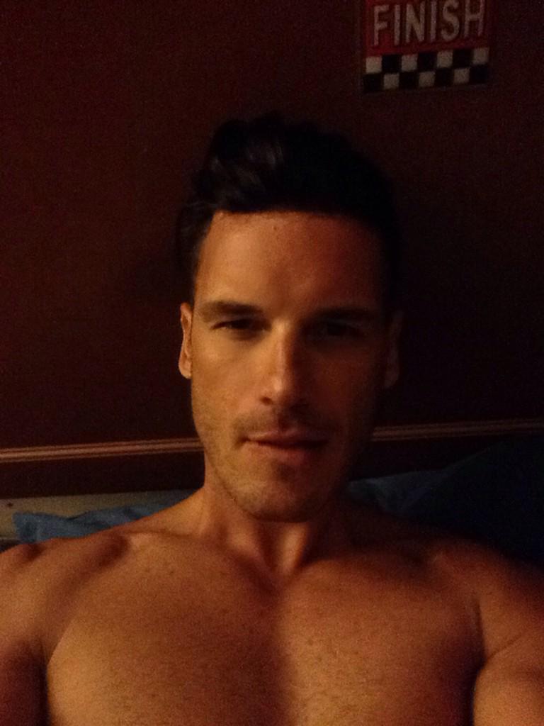 luisfercolucci's tweet photo. Pues acá ya pasan de las 12, así que Yo ya me voy a dormir! #Comper http://t.co/mbqSzU0kja