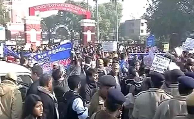 news24tvchannel's tweet photo. Delhi police ... - http://t.co/Y1KWdEliu7 #Church_Attack #Church_Protest #Delhi_Police #Janta_Mantar http://t.co/uFVz2ucTAW