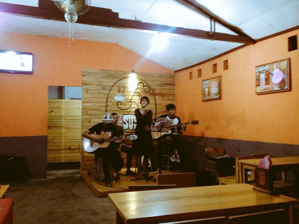 KedaiTuanSusu's tweet photo. Last night footage #postmo #akustik #indie #jogja #susu http://t.co/sPkHOGDitP