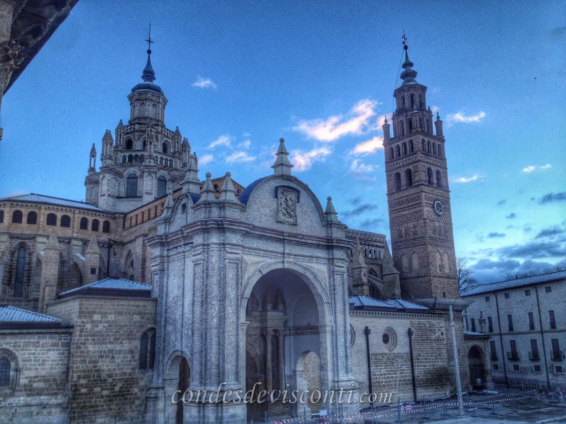 HotelCondes's tweet photo. Buenos días con los tejados de la #Catedral todavía blancos. #Tarazona #Zaragoza #España http://t.co/BiwnE5h6rZ