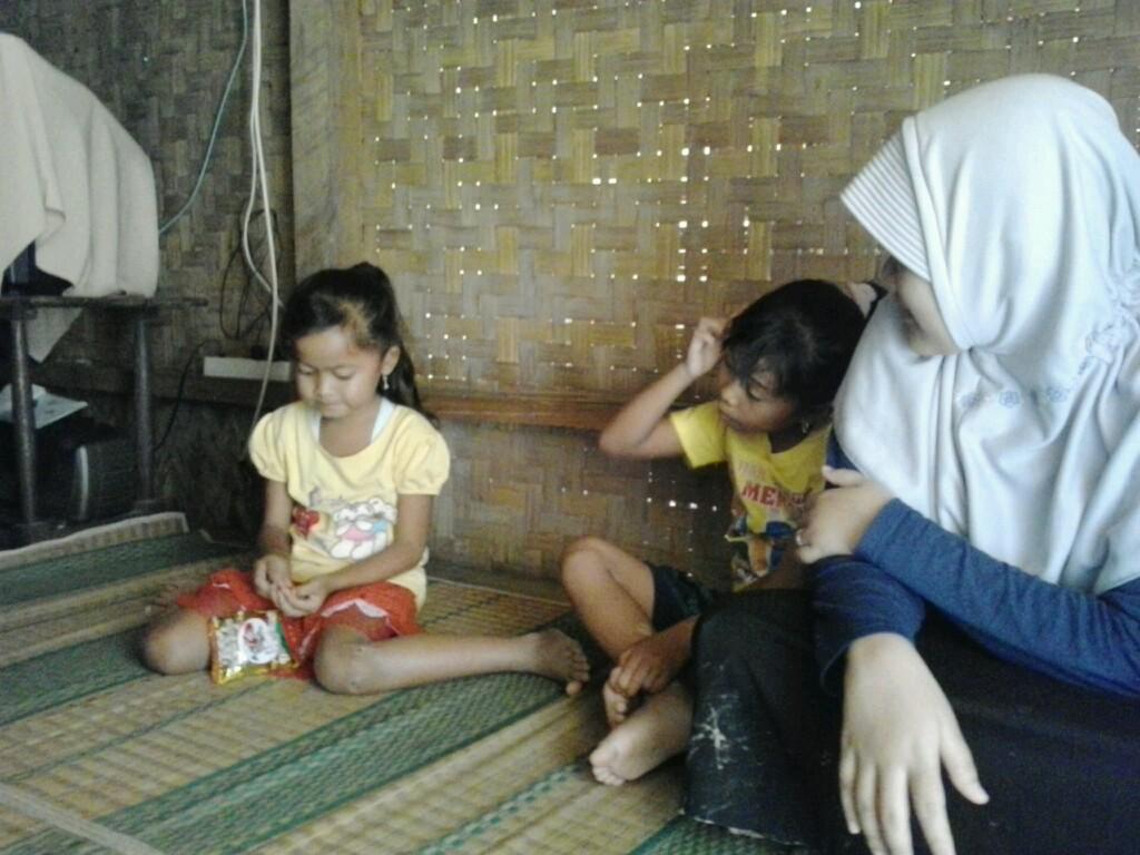 Setiap hari panitia khususnya pengajar ada home visit home ke rumah para siswa loh :3