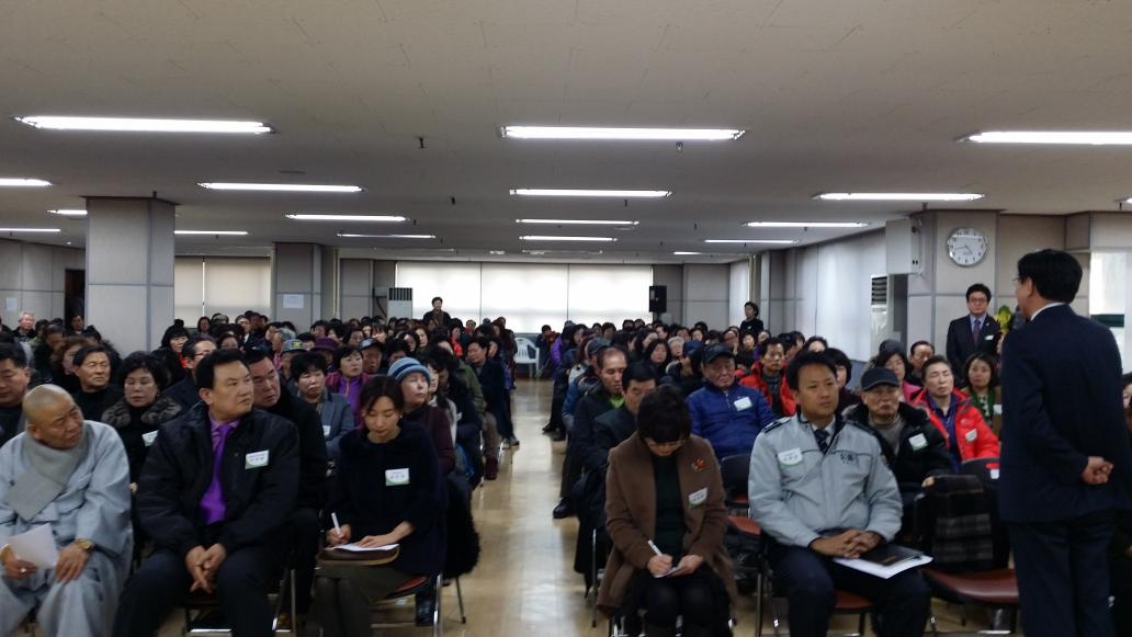 양지동 주민들과 신년인사회..
많이도 오셨고 진지하고 내용있는 토론이 이어졌습니다
역시 양지동은 다릅니다^^