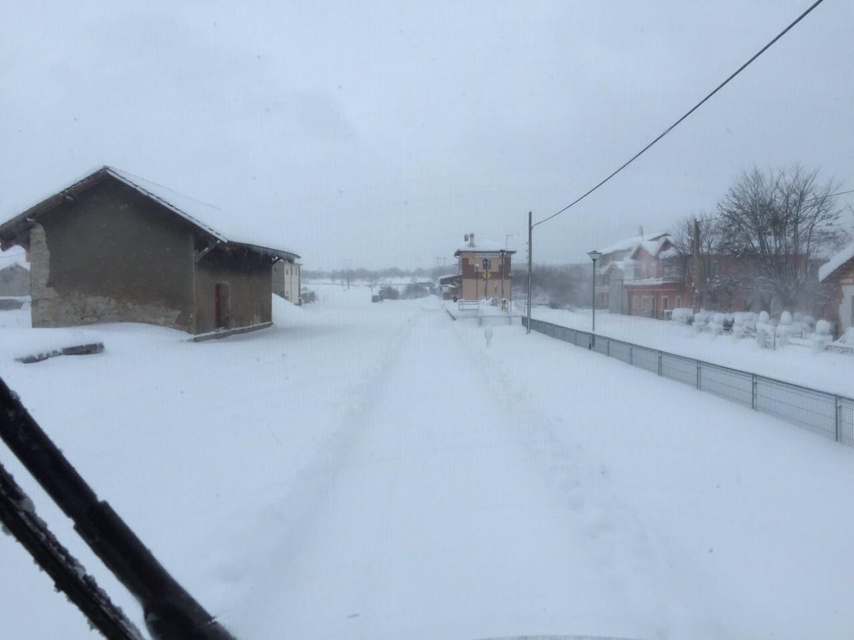 Adif_es's tweet photo. Imágenes de ayer trabajando frente a la #nieve para reabrir el Ferrocarril de #LaRobla http://t.co/Ad3LIrEgJl