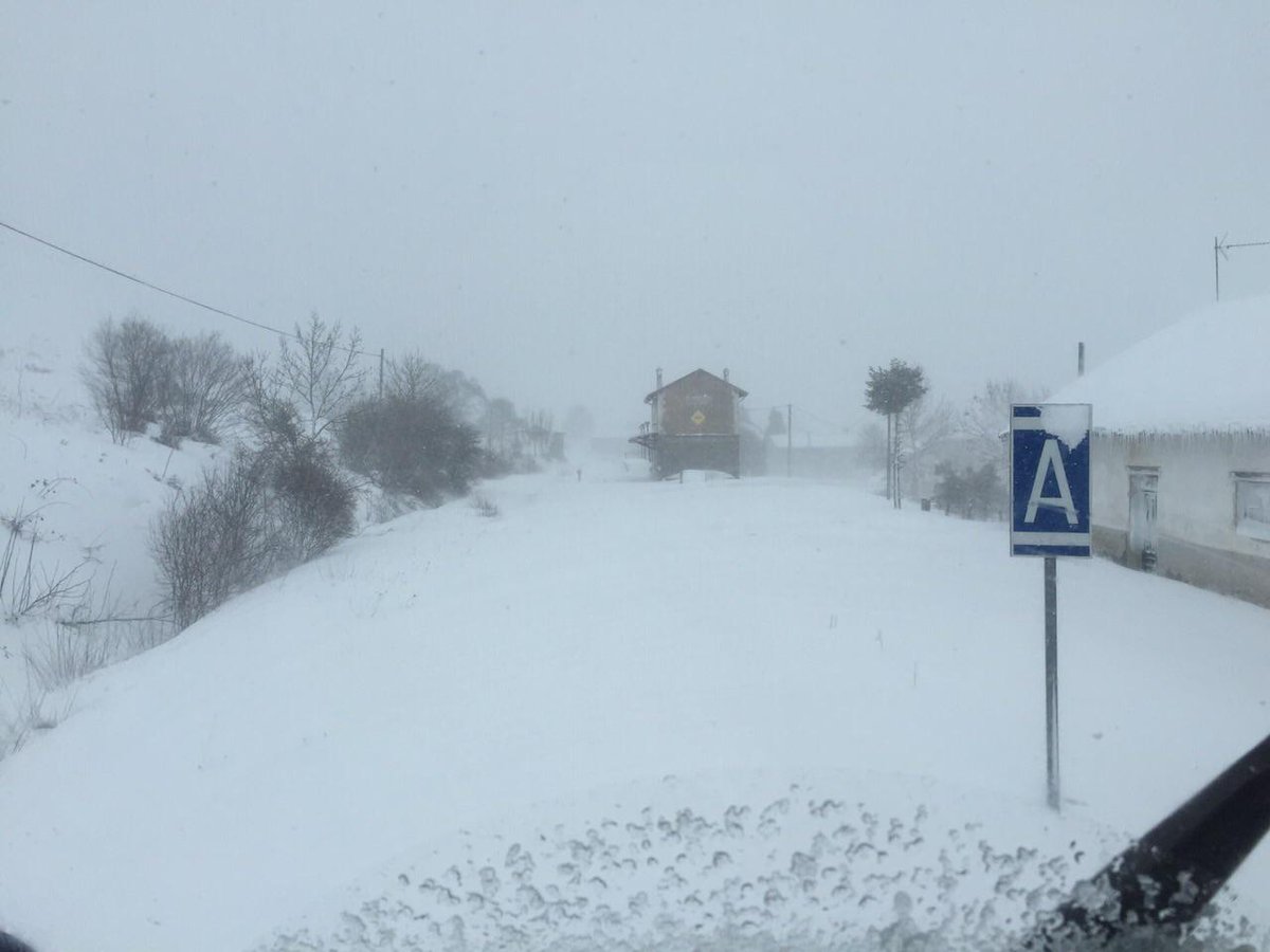 Adif_es's tweet photo. Imágenes de ayer trabajando frente a la #nieve para reabrir el Ferrocarril de #LaRobla http://t.co/Ad3LIrEgJl