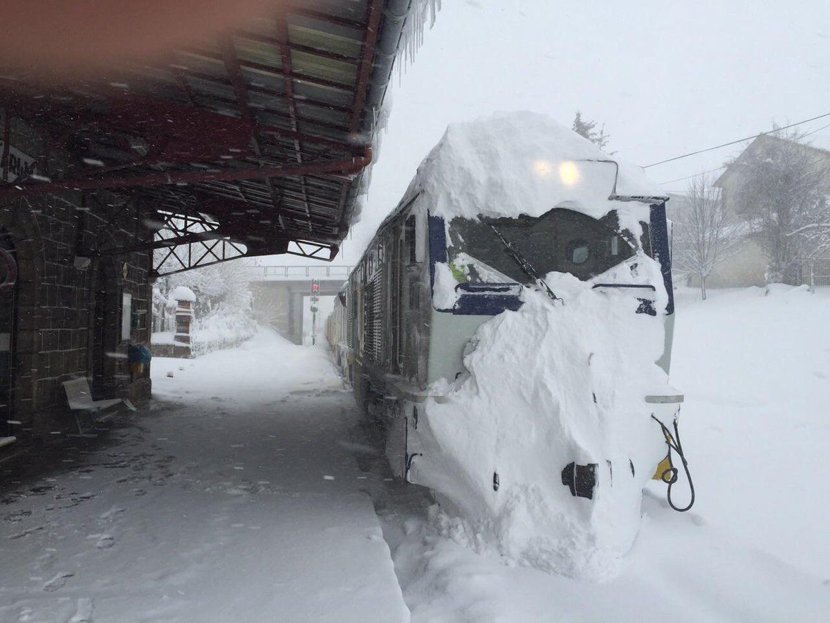 Adif_es's tweet photo. Imágenes de ayer trabajando frente a la #nieve para reabrir el Ferrocarril de #LaRobla http://t.co/Ad3LIrEgJl