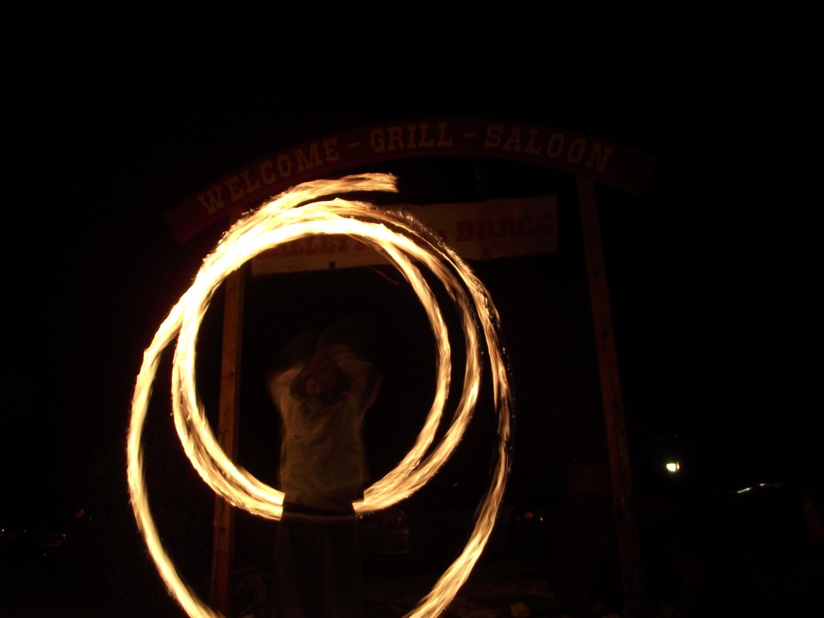 SHOWLOGRAM's tweet photo. "il galletto alla brace" #firespinning #windmill #poi #marioranch #tekno http://t.co/nwnR92SjBE