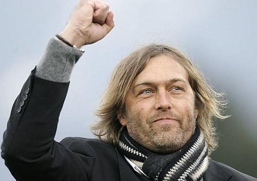 René van Eck nieuwe hoofdtrainer #FCDenBosch: bit.ly/1zCoDnX. Van Eck: "We gaan vol voor de play-offs!" #mhmh