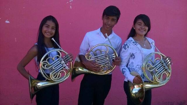 CastroYuss's tweet photo. Nuevos talentos! Nuevos musicos! #ElSistemaCumple40 @orqtinaquillo http://t.co/fBMgxOGzUq