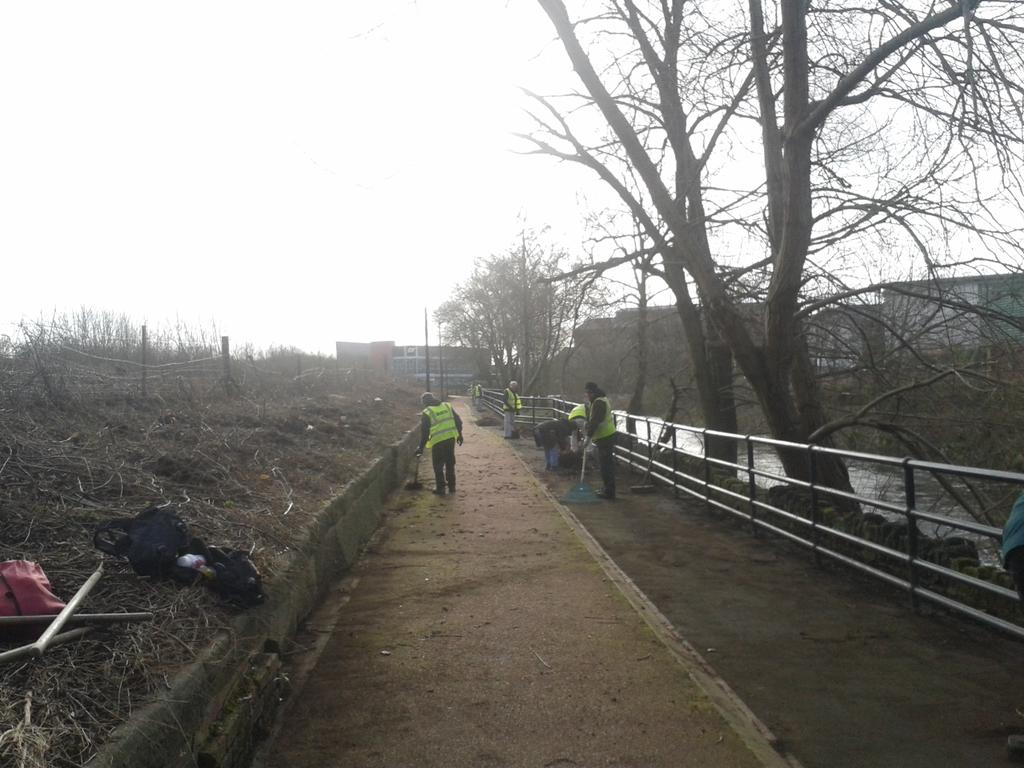 16 Blue Loopers out yesterday helping to keep the #fiveweirswalk #tpt clear in Sheffield.  #Sheffieldissuper