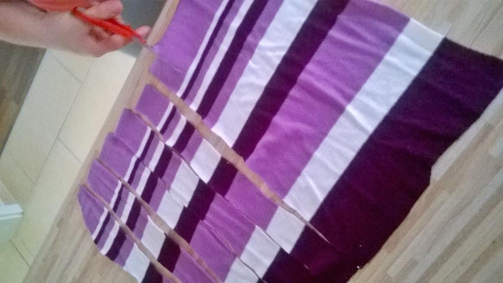 Ohhh... Herrchen und Frauchen basteln mal wieder was für mich bin mal gespannt was es wird!! #surprise 🎊